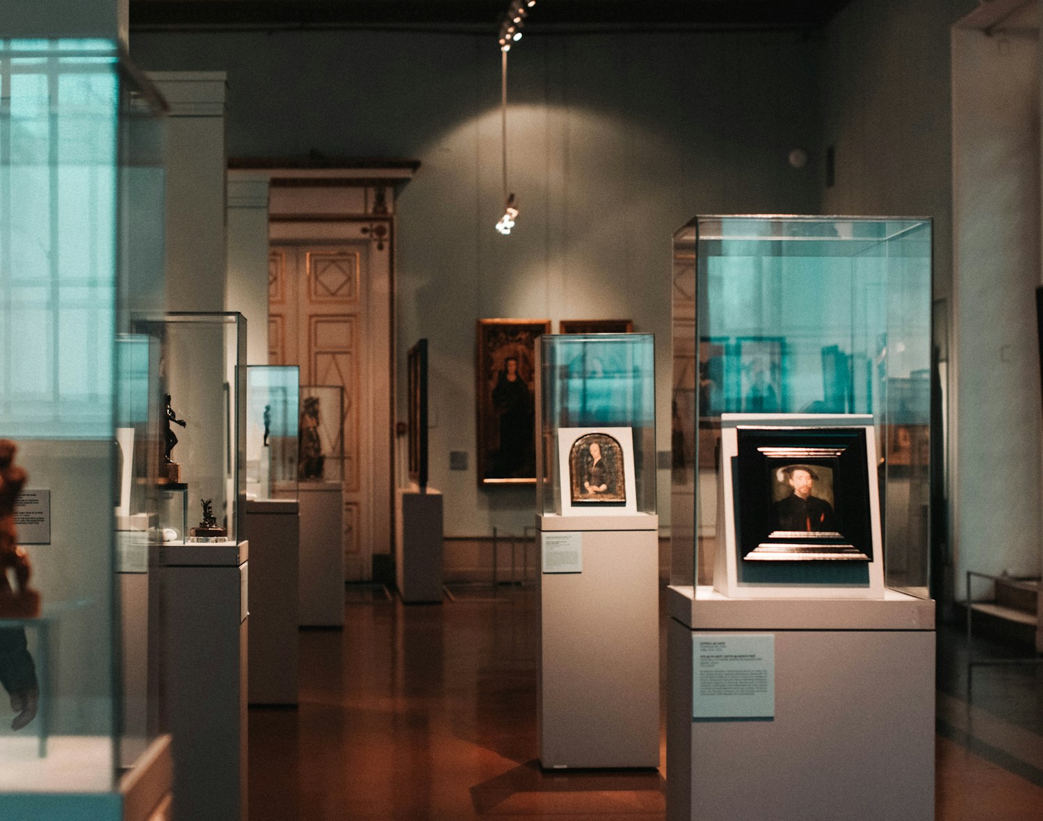 Family looking at a museum artwork